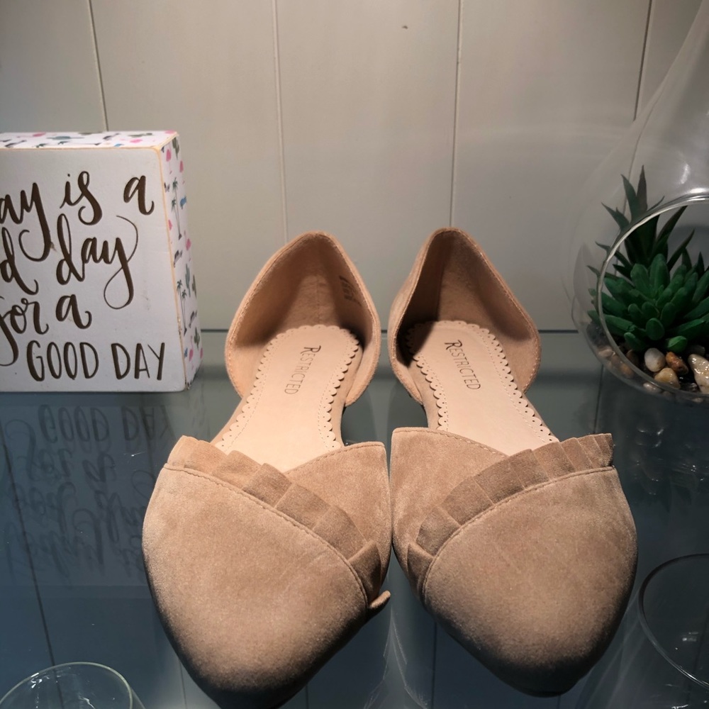 Pointed Flats with Ruffle Details - Picture 4 of 4